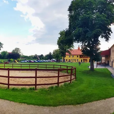 Zamecky Dvur Cernousy Maison d'hôtes V Poli