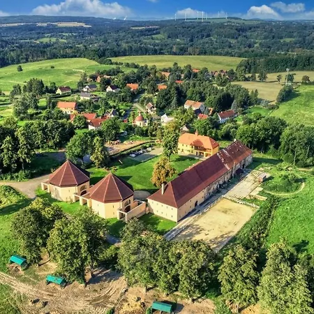 Zamecky Dvur Cernousy Guest house V Poli