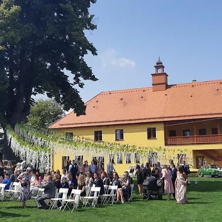 Zamecky Dvur Cernousy Maison d'hôtes V Poli