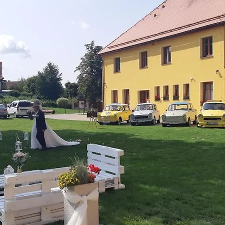 Zamecky Dvur Cernousy V Poli