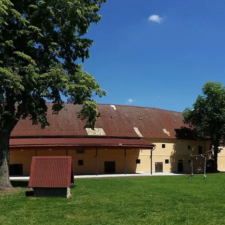 Zamecky Dvur Cernousy Guest house