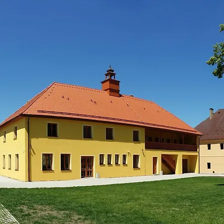 Guest house Zamecky Dvur Cernousy V Poli