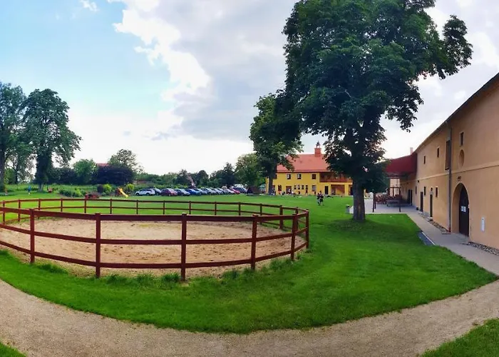 Zamecky Dvur Cernousy Gasthof V Poli