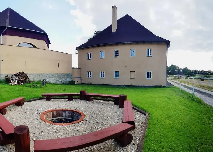 Gasthof Zamecky Dvur Cernousy 4*