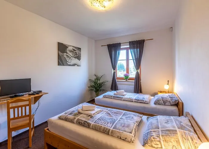 Zamecky Dvur Cernousy Gasthof 4*