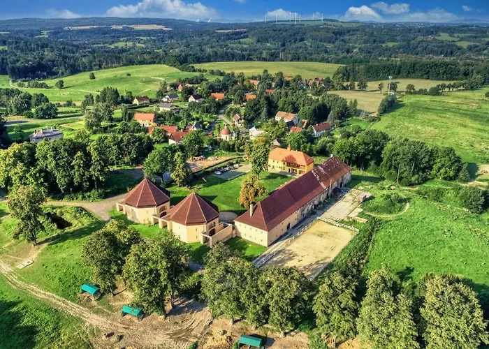 Zamecky Dvur Cernousy Gasthof V Poli