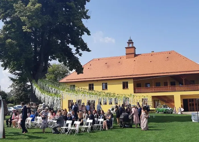 Zamecky Dvur Cernousy Gasthof V Poli