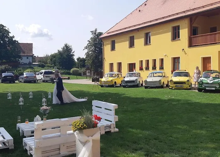 Zamecky Dvur Cernousy V Poli