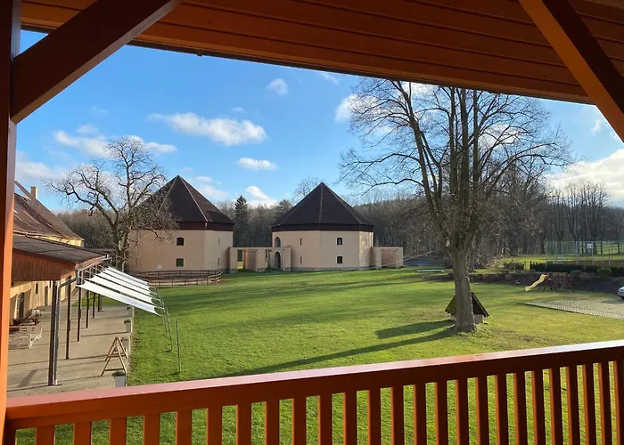 Zamecky Dvur Cernousy Gasthof