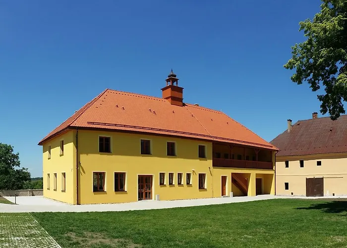 Gasthof Zamecky Dvur Cernousy V Poli